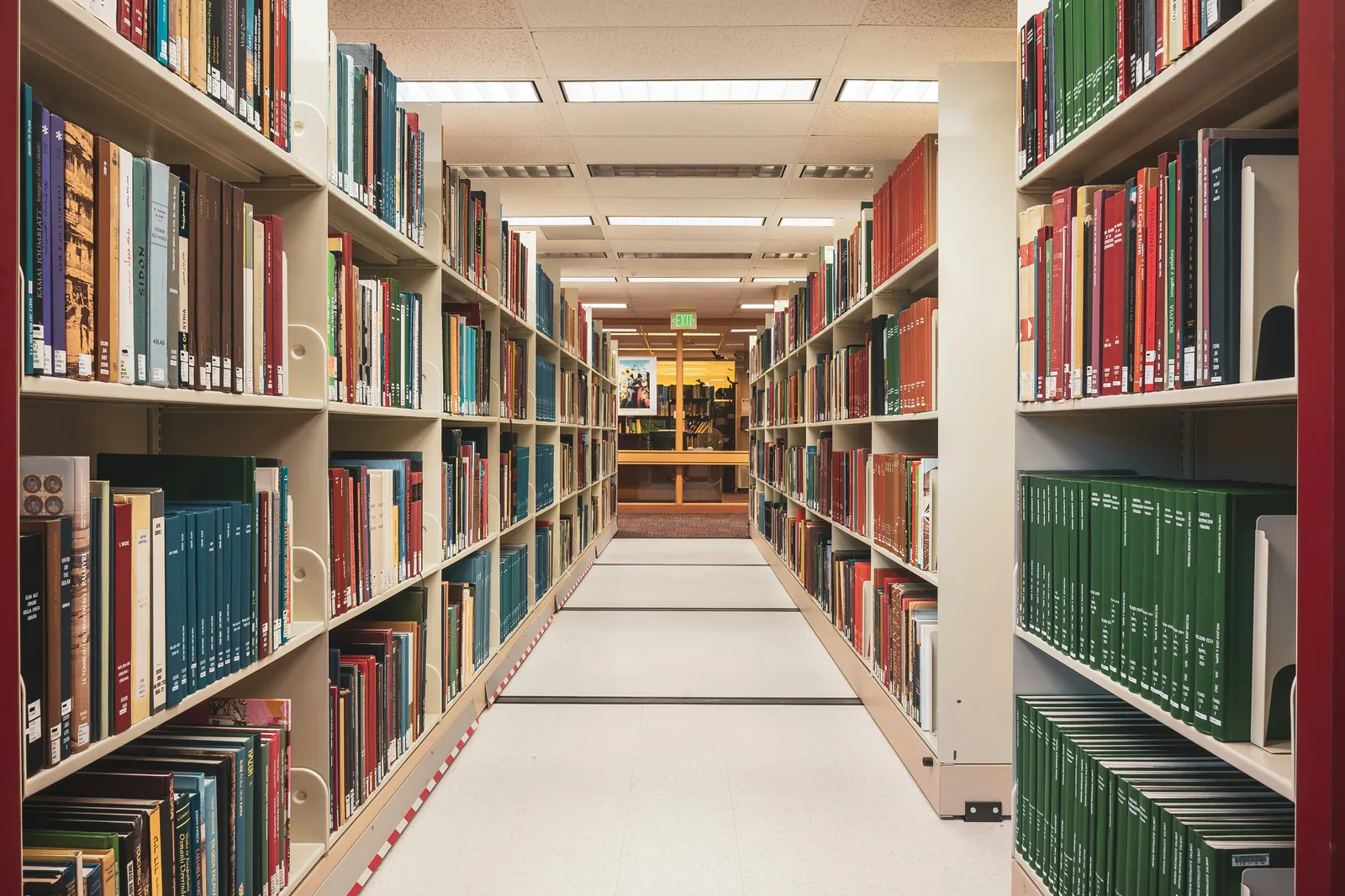 Rayonnages de livres dans une bibliothèque réelle.