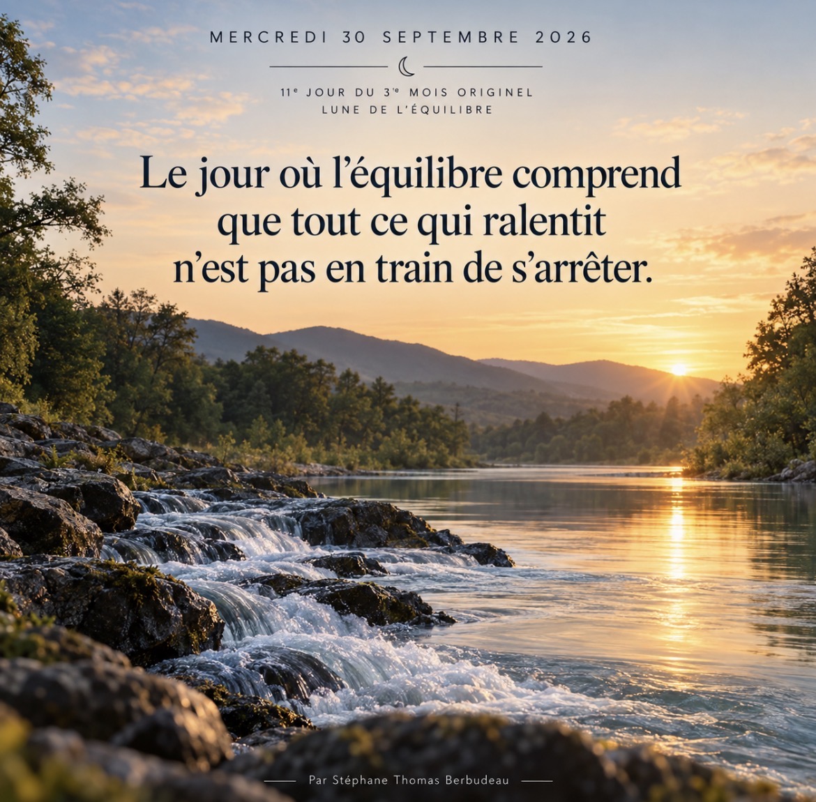 Une rivière traverse des rochers sous la lumière douce du couchant, symbole d’un mouvement qui se poursuit à son rythme